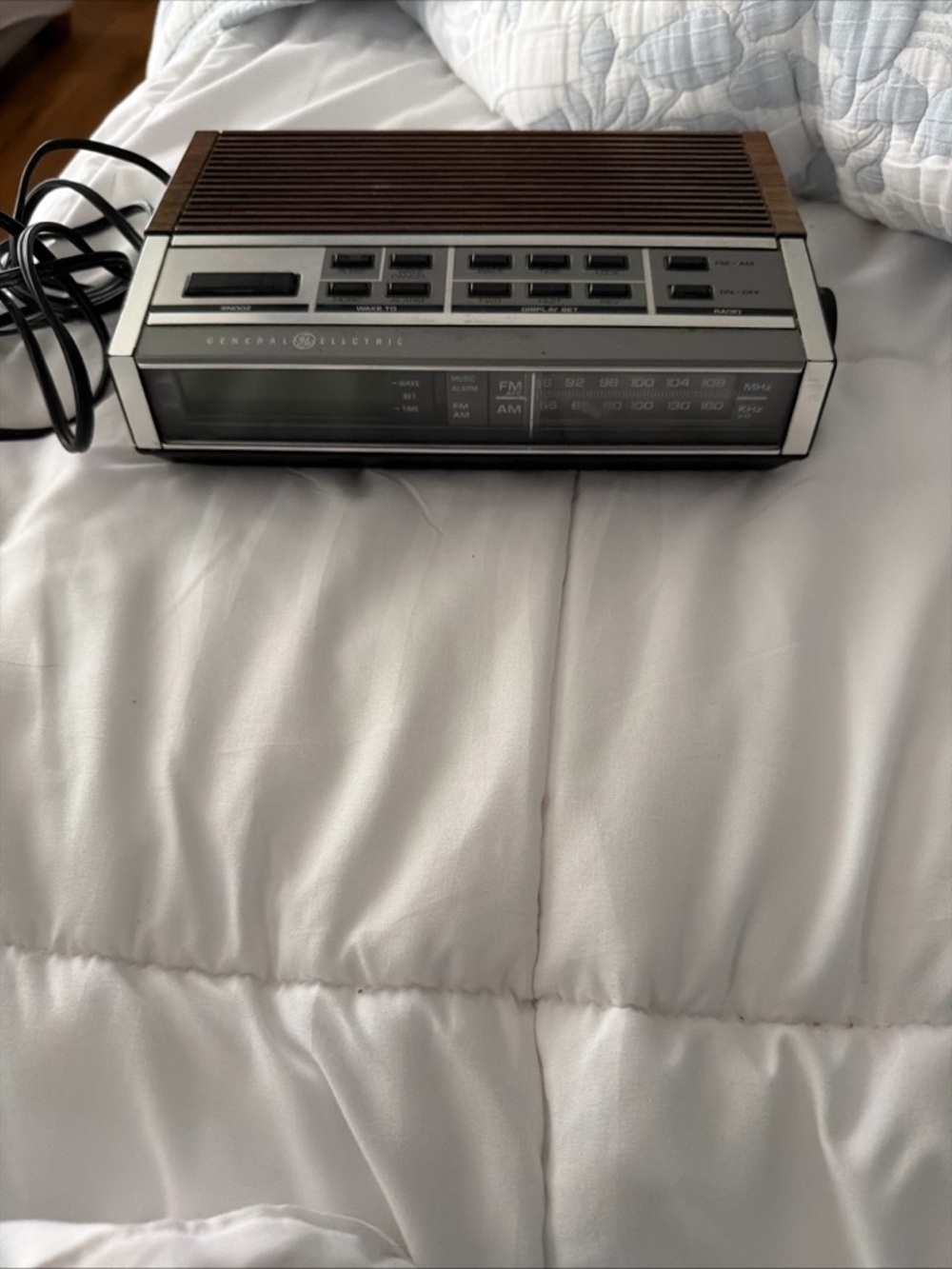 General Electric GE 7-4652A Digital Clock Radio Walnut Grain AM/FM Alarm Vintage